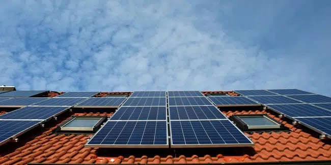 découvrez comment installer des panneaux photovoltaïques en toute sérénité. obtenez des conseils pratiques pour maximiser l'efficacité de votre système solaire tout en réduisant votre empreinte carbone.