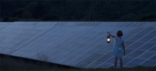 découvrez notre critique approfondie sur le recyclage des panneaux photovoltaïques, explorant les enjeux environnementaux, les innovations en matière de durabilité et les meilleures pratiques pour une gestion efficace des déchets solaires.