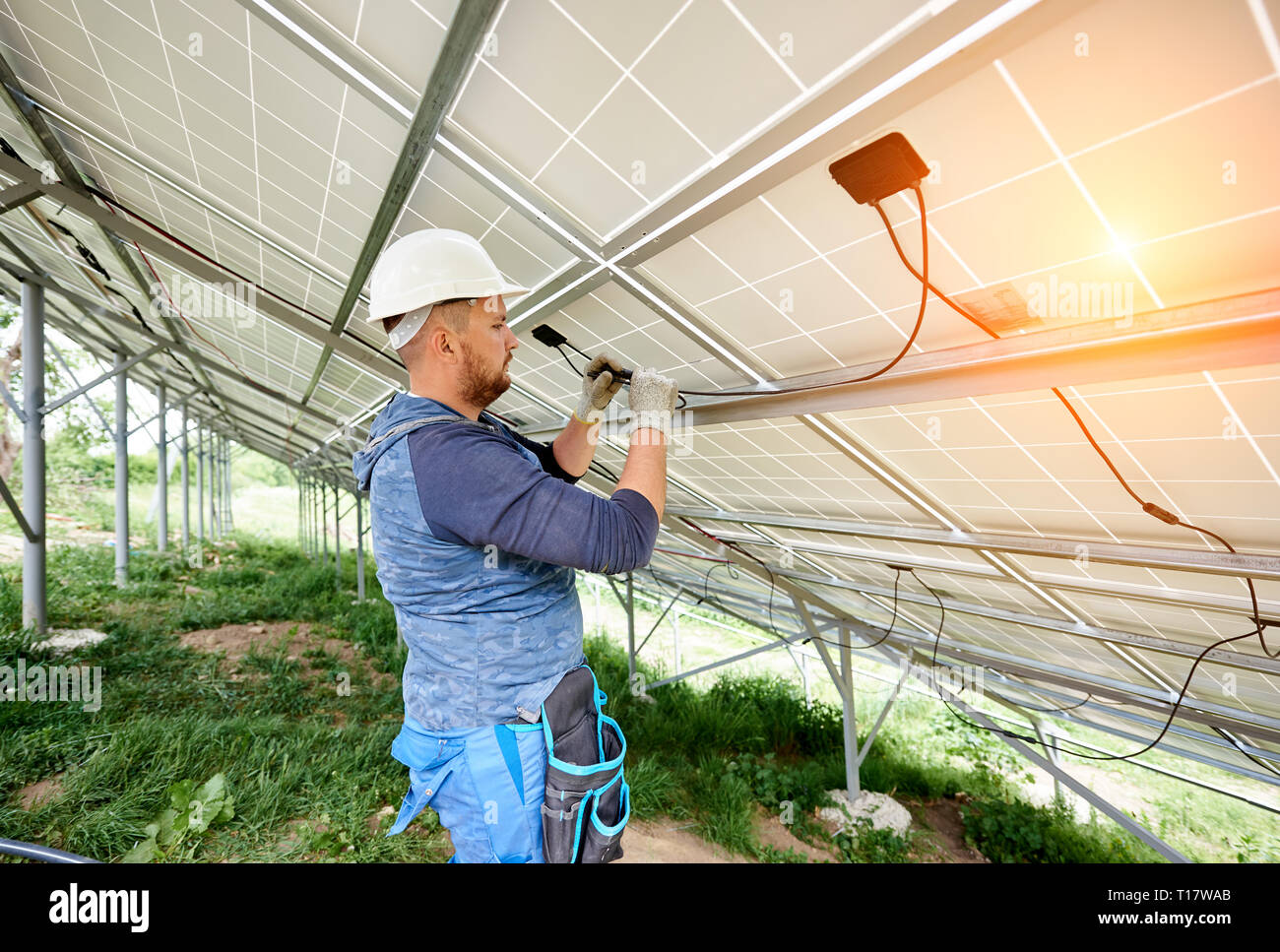 découvrez tout sur le câblage photovoltaïque : techniques, normes et meilleures pratiques pour optimiser l'installation de vos panneaux solaires et maximiser leur rendement énergétique.