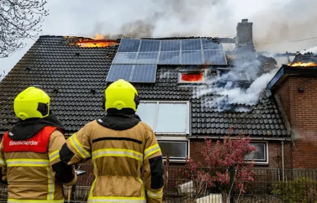 découvrez comment une coupure de courant peut affecter les systèmes photovoltaïques et comment les pompiers peuvent intervenir en toute sécurité. informez-vous sur les protocoles de sécurité essentiels pour les installations solaires en cas d'urgence.