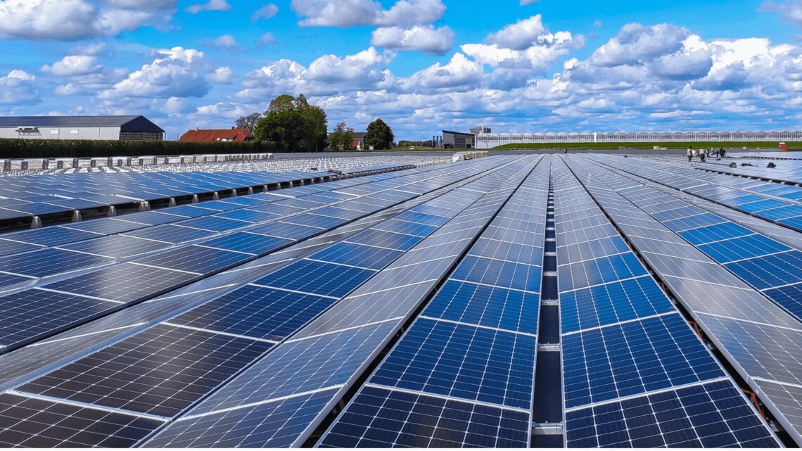 découvrez tout ce qu'il faut savoir sur le coût des panneaux photovoltaïques en 2023. alignez votre budget avec les avantages économiques et écologiques de l'énergie solaire, et prenez des décisions éclairées pour votre installation.