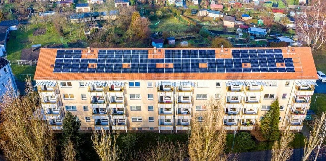 découvrez les coûts associés à l'installation de panneaux photovoltaïques en copropriété. informez-vous sur les aides financières, les avantages environnementaux et les économies potentielles pour votre immeuble. maximisez l'efficacité énergétique tout en réduisant vos factures d'électricité.