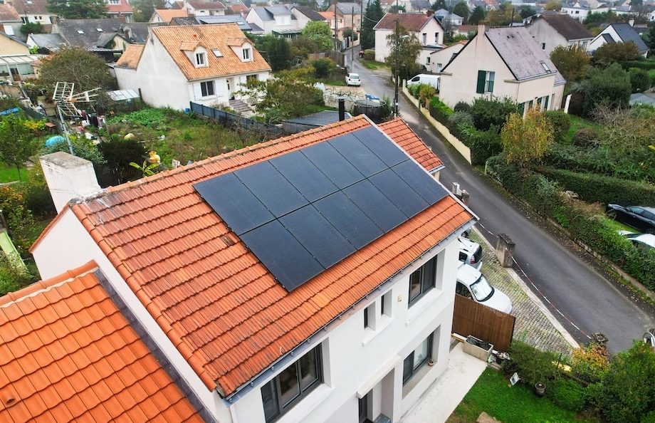 découvrez tout ce qu'il faut savoir sur le coût des panneaux photovoltaïques : estimation des prix, facteurs influençant les coûts, et conseils pour maximiser votre investissement dans l'énergie solaire.