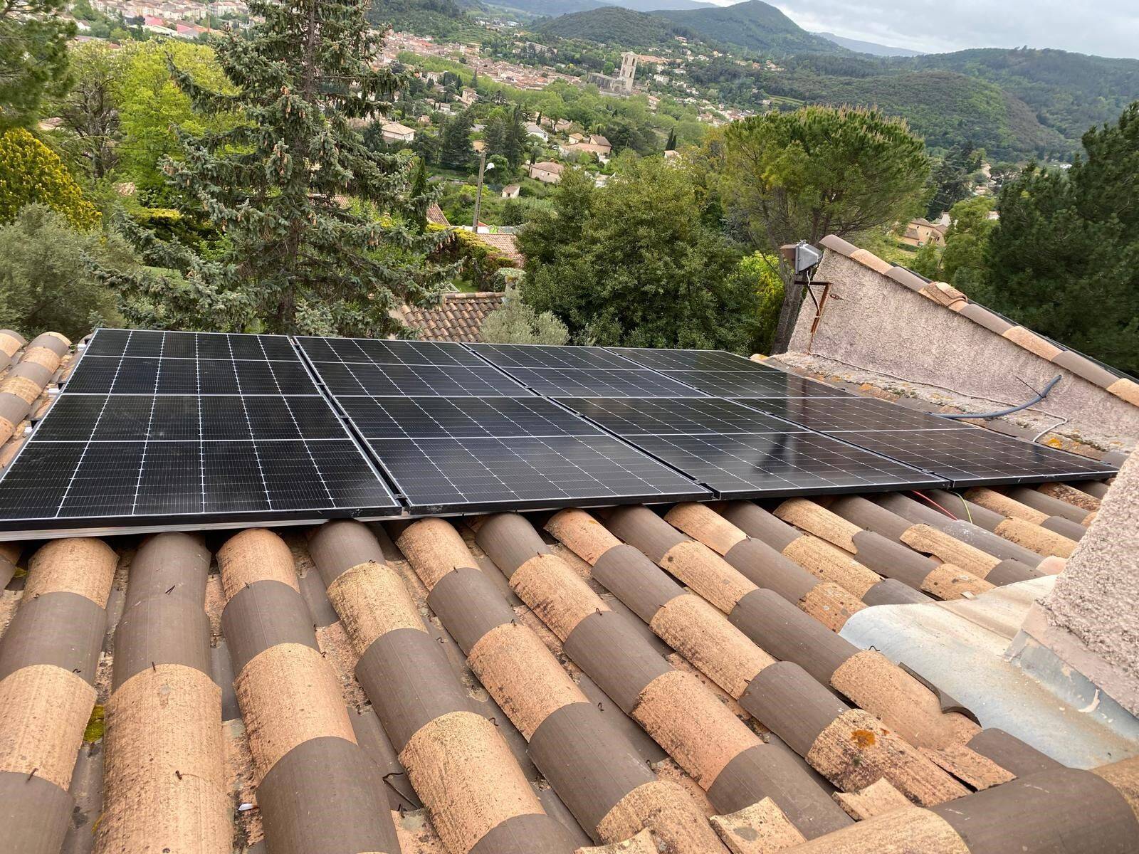 découvrez l'énergie solaire 3 kwc, une solution écologique et économique pour alimenter votre maison. optimisez votre consommation d'électricité avec des panneaux photovoltaïques performants et contribuez à la transition énergétique tout en réduisant vos factures d'énergie.