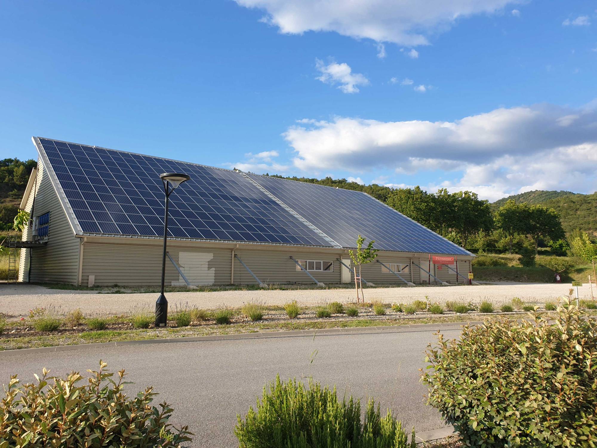 découvrez notre hangar solaire, une solution innovante et durable pour abriter vos équipements tout en produisant de l'énergie renouvelable. profitez d'un espace de stockage pratique, respectueux de l'environnement, et réduisez vos coûts énergétiques grâce à notre technologie solaire performante.