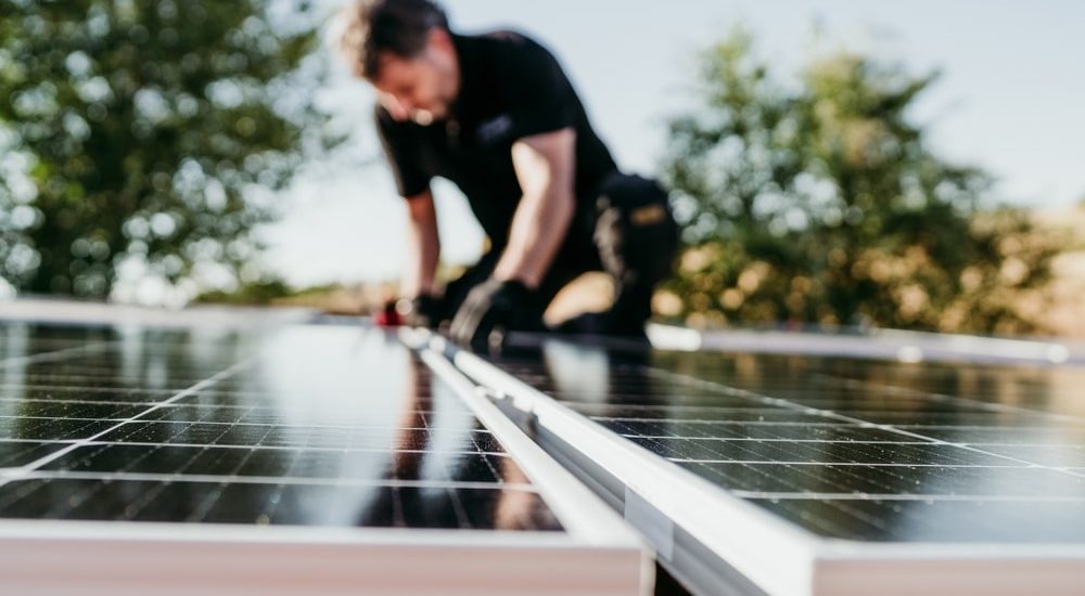découvrez comment les panneaux solaires peuvent réduire vos factures d'énergie. obtenez des conseils pratiques et des astuces pour maximiser vos économies tout en choisissant une solution durable pour votre maison. énergie verte et économies garanties !