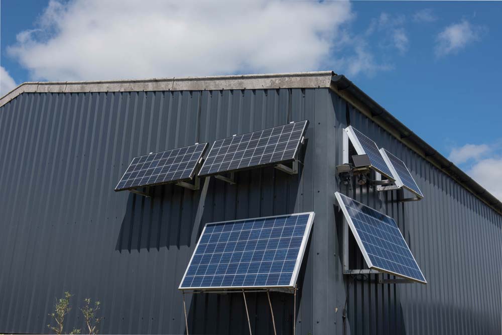 découvrez les avantages des panneaux solaires pour votre hangar. optez pour une solution énergétique durable qui réduit vos coûts d'électricité tout en respectant l'environnement. transformez votre espace de stockage en une source d'énergie renouvelable et profitez d'une autonomie énergétique.