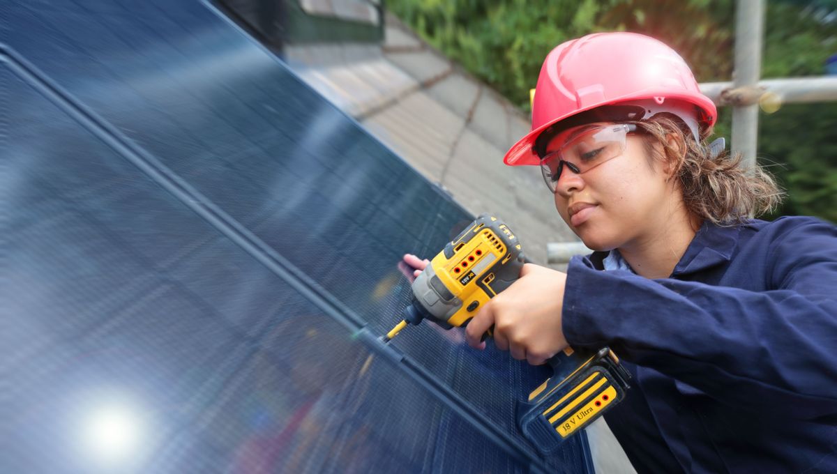 découvrez comment devenir poseur de panneaux photovoltaïques et participez à la transition énergétique. apprenez les compétences nécessaires, explorez les formations disponibles et trouvez des opportunités professionnelles dans ce secteur en pleine expansion.