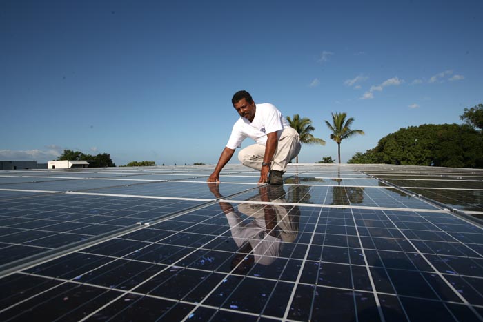 découvrez comment la défiscalisation photovoltaïque peut réduire vos impôts tout en investissant dans des énergies renouvelables. informez-vous sur les dispositifs légaux, les avantages fiscaux et les meilleures pratiques pour maximiser votre retour sur investissement en optant pour l'énergie solaire.