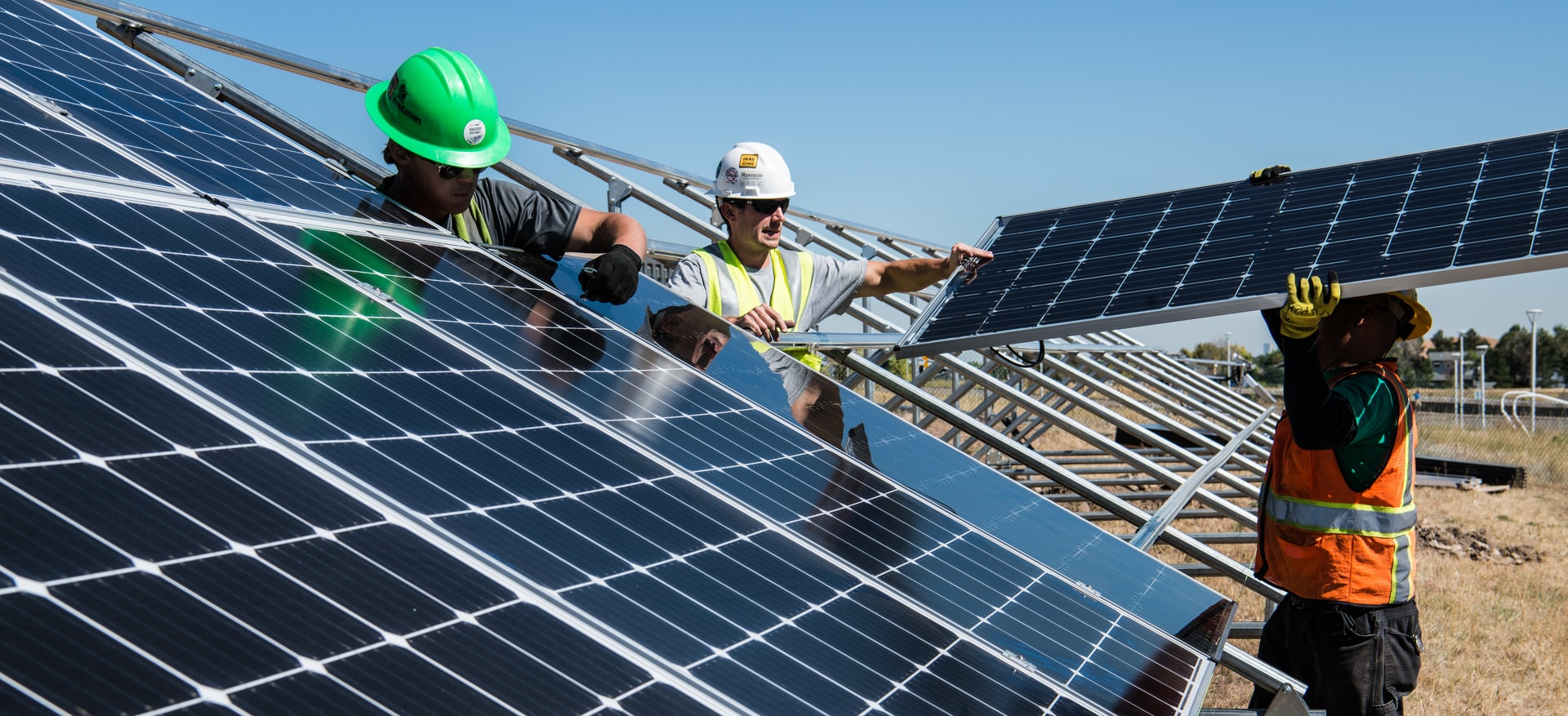 découvrez notre service d'installation photovoltaïque spécialement conçu pour les entreprises. profitez d'une énergie durable, réduisez vos coûts d'électricité et améliorez votre image écoresponsable grâce à nos solutions sur mesure. optez pour l'avenir avec nos experts en énergie solaire.