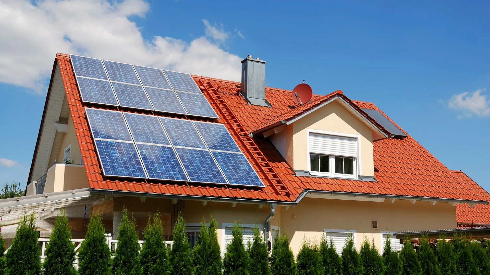 découvrez notre guide photovoltaïque complet qui vous aide à comprendre le fonctionnement des panneaux solaires, à choisir le bon système pour votre maison et à optimiser votre production d'énergie renouvelable.