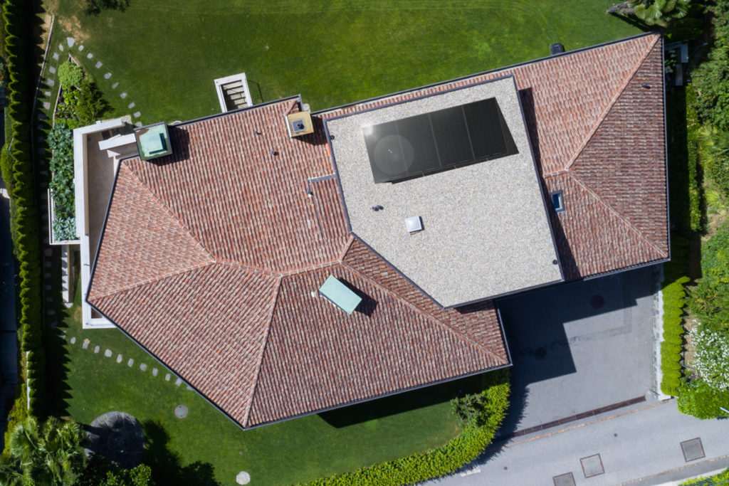 découvrez notre guide complet sur les panneaux photovoltaïques pour toits plats : avantages, installation, entretien et conseils pratiques pour optimiser votre production d'énergie solaire.