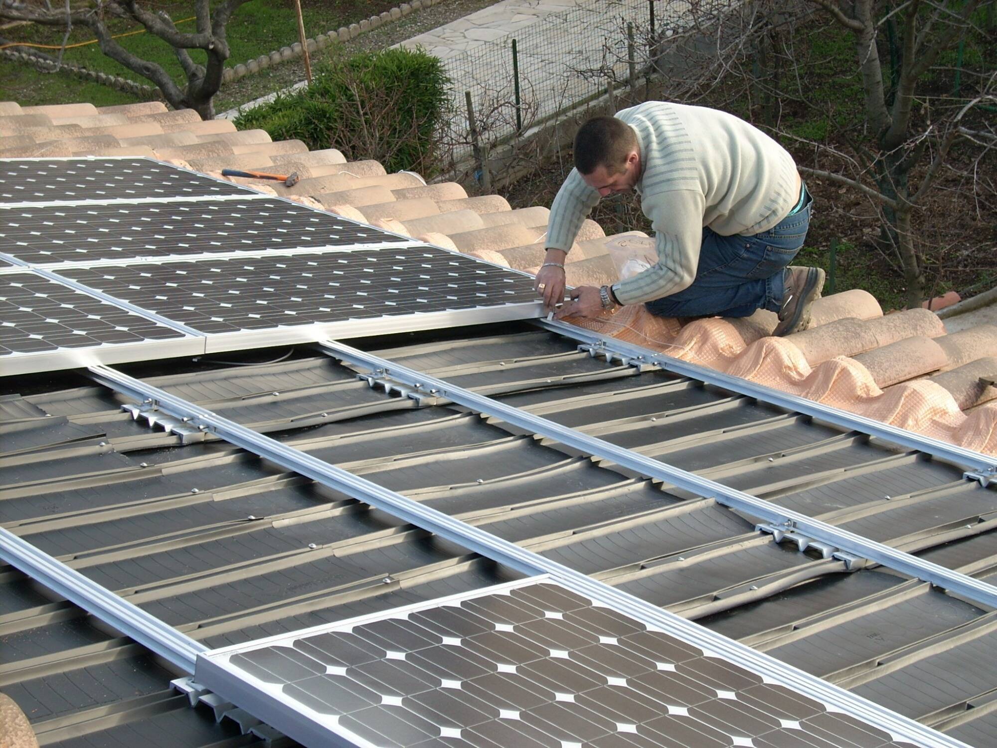 découvrez notre guide complet pour l'installation de panneaux photovoltaïques à pau. obtenez des conseils pratiques, des étapes claires et des informations essentielles pour optimiser votre projet solaire et bénéficier d'une énergie verte et durable.