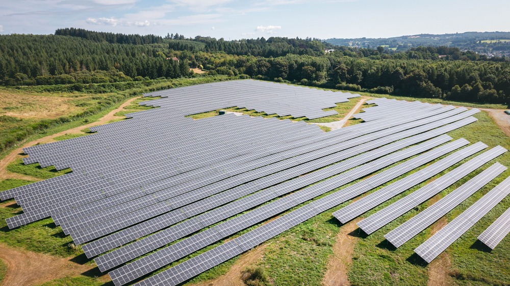découvrez notre guide complet sur les systèmes photovoltaïques solaires : types de panneaux, installation, entretien et avantages écologiques. optimisez votre consommation d'énergie et réduisez votre empreinte carbone grâce à l'énergie solaire.