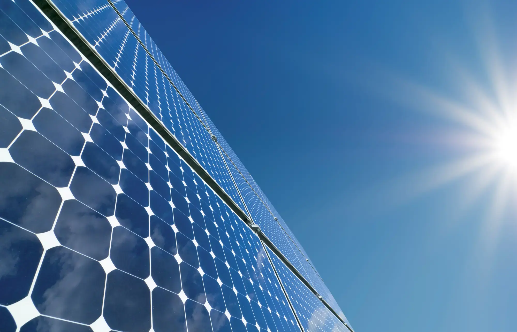 découvrez comment intégrer des solutions d'énergie durable au sein de votre entreprise pour réduire votre empreinte carbone, optimiser vos coûts et promouvoir un avenir plus vert.