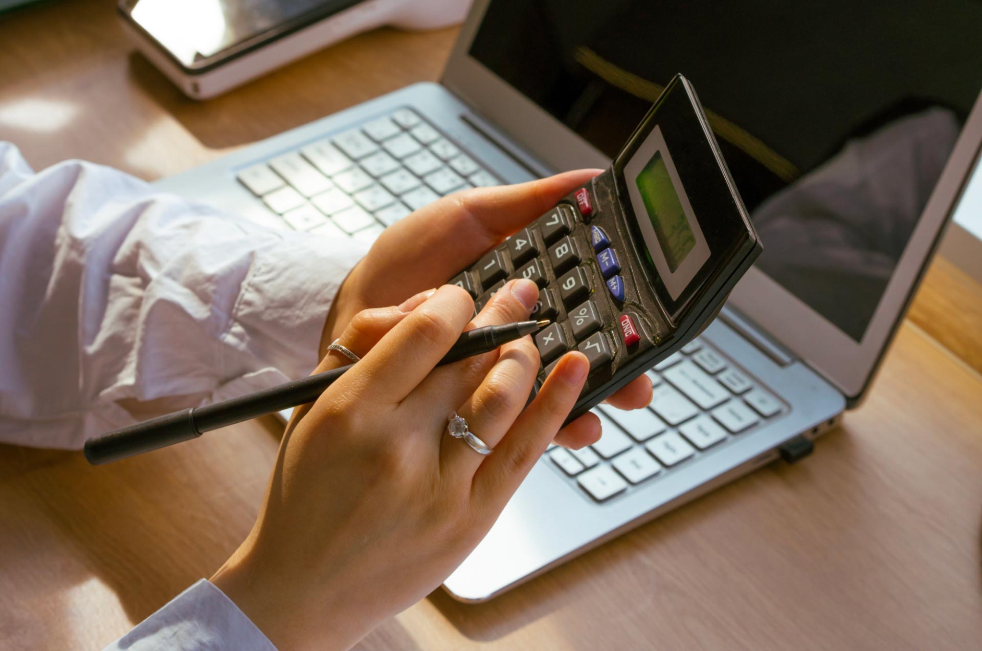 découvrez les différentes aides photovoltaïques disponibles pour maximiser votre investissement dans l'énergie solaire. profitez de subventions, crédits d'impôt et aides locales pour rendre votre projet d'installation de panneaux solaires plus accessible et rentable.