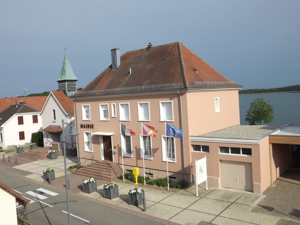 découvrez les secrets et les particularités architecturales des mairies d'alsace, en mettant l'accent sur leurs toits emblématiques qui reflètent le riche patrimoine culturel de la région.