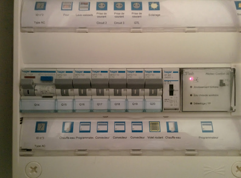 découvrez notre disjoncteur pluie, une solution essentielle pour protéger vos installations électriques des intempéries. conçu pour assurer la sécurité et la durabilité, notre disjoncteur vous offre une protection fiable contre les courts-circuits et les surcharges, même par temps pluvieux. idéal pour l'extérieur, il allie performance et robustesse pour une tranquillité d'esprit optimale.