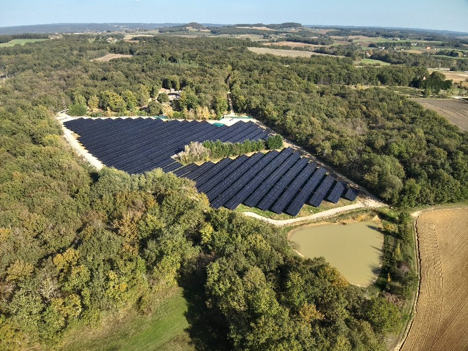 découvrez l'harmonie entre l'énergie photovoltaïque et la nature. explorez les solutions solaires durables qui préservent notre environnement tout en fournissant une énergie propre et renouvelable.