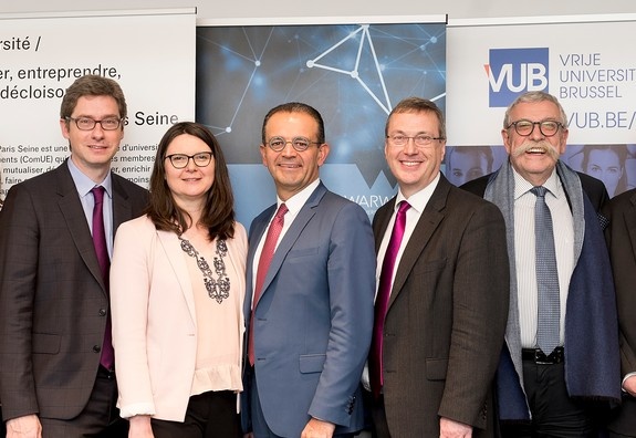 découvrez l'importance de la collaboration académique dans l'enrichissement des connaissances et la promotion de l'innovation. explorez des exemples concrets d'initiatives collaboratives entre universités et chercheurs, ainsi que les bénéfices pour les étudiants et le monde académique.