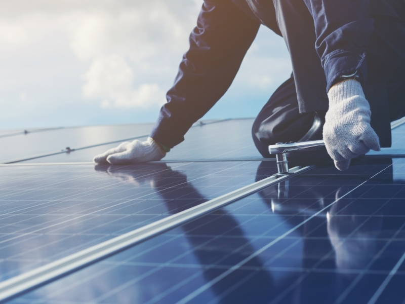 découvrez notre formation photovoltaïque complète, conçue pour vous initier aux principes de l'énergie solaire et à l'installation de panneaux solaires. apprenez les techniques essentielles, les réglementations en vigueur et les meilleures pratiques pour optimiser la production d'énergie renouvelable. rejoignez-nous pour devenir un professionnel du secteur et contribuer à un avenir plus durable.