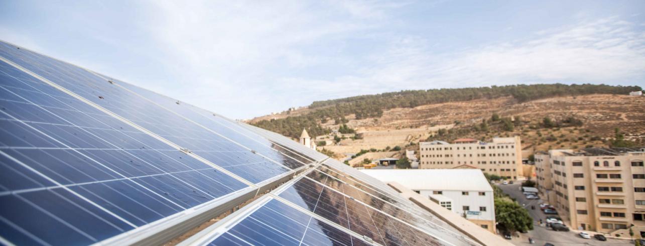 découvrez comment les partenariats publics-privés dans le secteur solaire transforment l'énergie renouvelable. explorez les avantages, les défis et les projets emblématiques qui montrent comment la collaboration entre le secteur public et privé stimule l'innovation et la durabilité dans le domaine de l'énergie solaire.