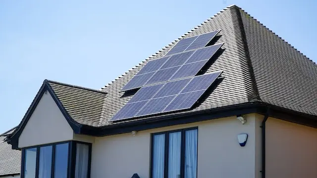 découvrez les nombreux avantages des panneaux photovoltaïques dans l'eure, de la réduction des factures d'électricité à la valorisation de votre bien immobilier. profitez d'une énergie renouvelable, économique et respectueuse de l'environnement, tout en bénéficiant des aides et subventions disponibles. transformez la lumière du soleil en économies durables.