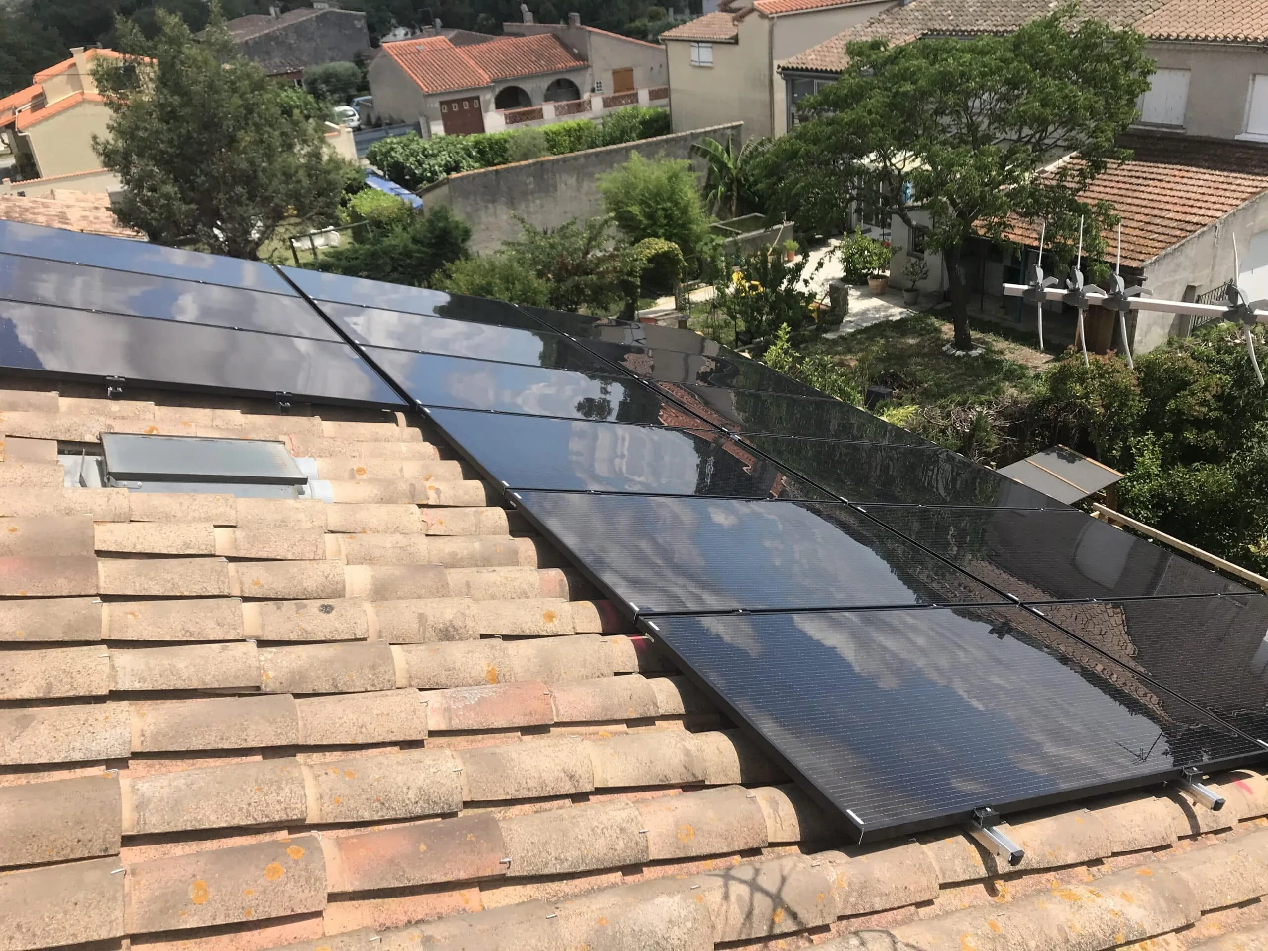 découvrez les clés d'une installation photovoltaïque réussie : conseils d'experts, choix des équipements et étapes essentielles pour maximiser votre production d'énergie solaire et réduire vos factures d'électricité.