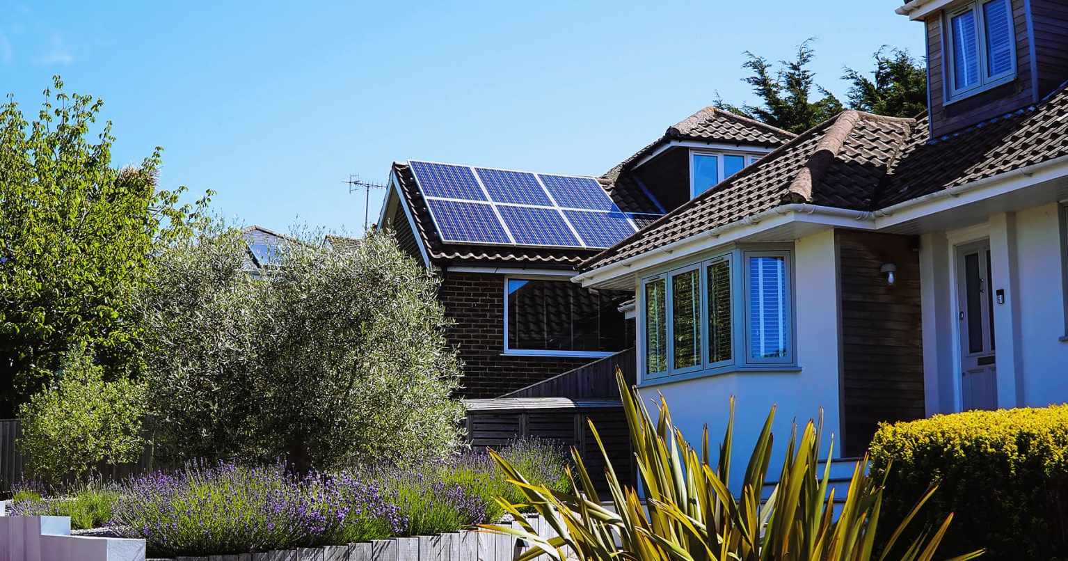 découvrez comment une toiture photovoltaïque rentable peut transformer votre maison en source d'énergie durable. profitez d'économies sur vos factures d'électricité tout en contribuant à la protection de l'environnement. informez-vous sur les avantages, les installations et les aides financières disponibles pour une transition énergétique réussie.