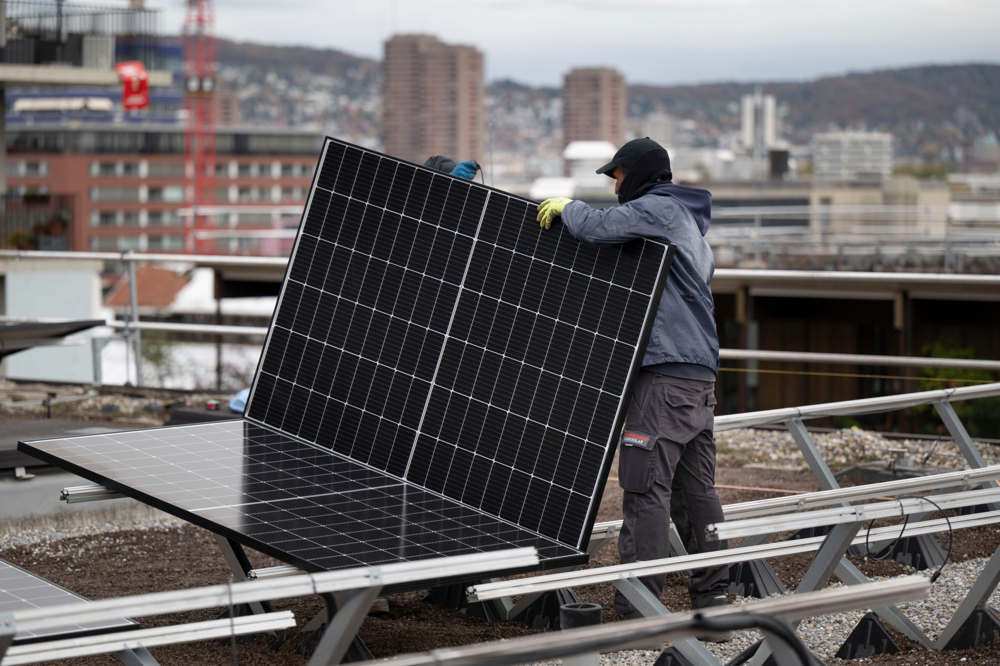 découvrez nos services d'installation photovoltaïque à genève. profitez d'énergie solaire durable et réduisez vos factures d'électricité grâce à nos solutions sur mesure adaptées à vos besoins.