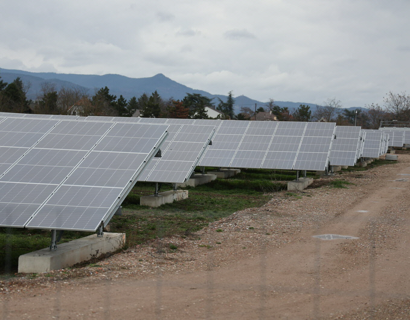 découvrez nos cours photovoltaïques qui vous permettront d'apprendre tout sur l'énergie solaire, ses applications, et les techniques d'installation de panneaux solaires. idéal pour les passionnés et professionnels souhaitant se former dans un domaine en pleine expansion.