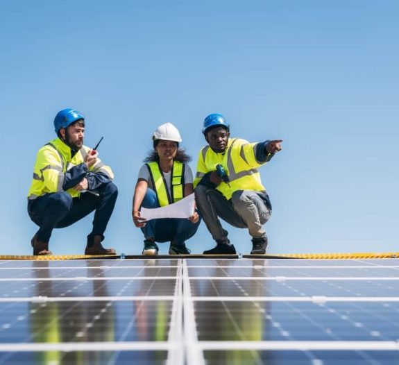 découvrez les avantages de l'assurance photovoltaïque pour protéger votre installation solaire. protégez votre investissement contre les aléas climatiques, les dégâts matériels et les pertes de revenus. assurez l'avenir de votre production d'énergie renouvelable en toute sérénité.