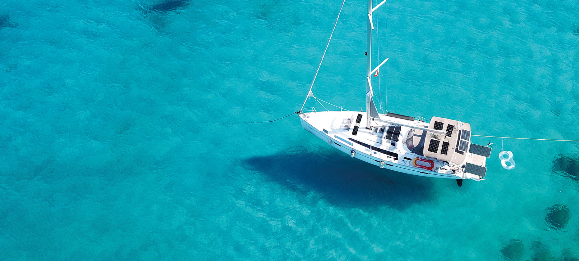 avantages-photovoltaiques-voilier Optimiser votre navigation : les avantages d'une grosse installation photovoltaïque sur votre voilier