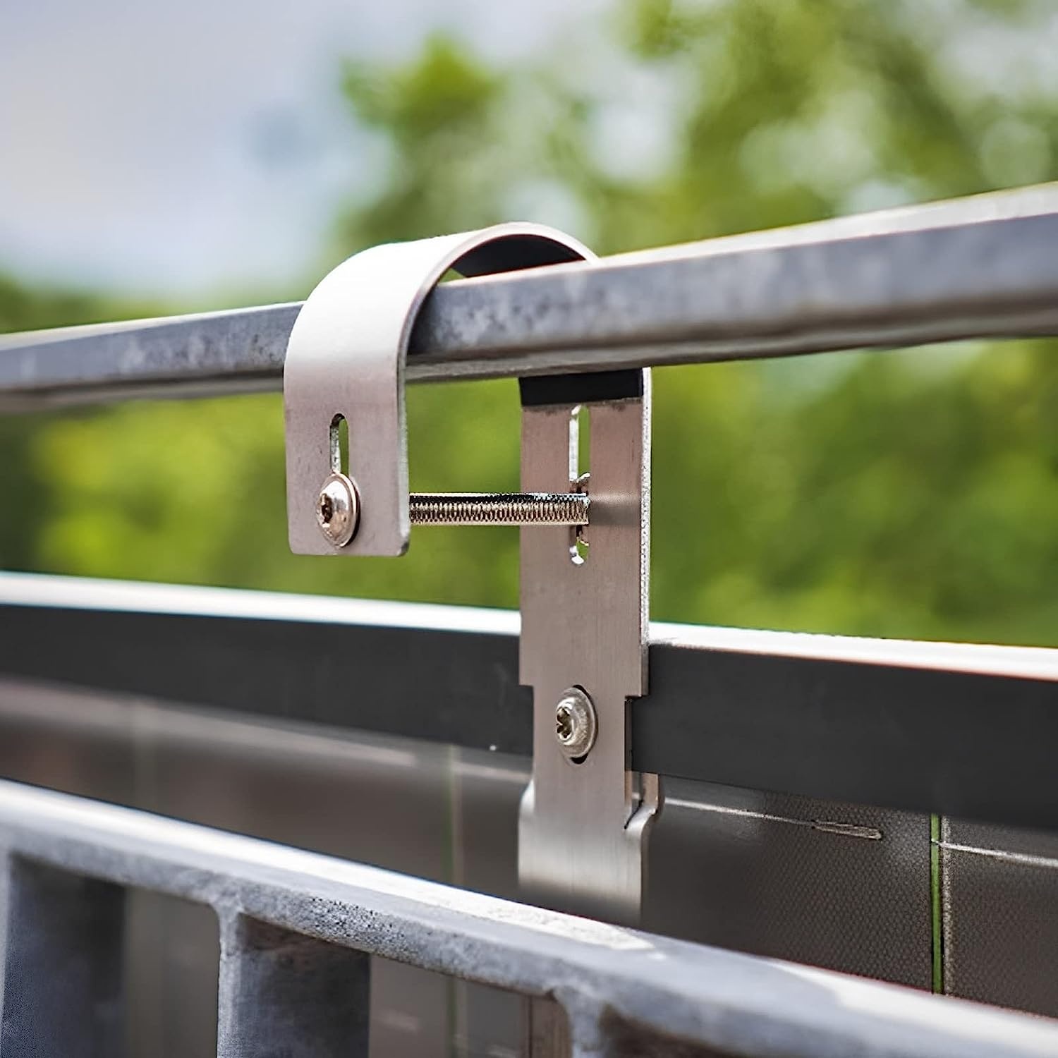 balcon-solaire-2 Transformez votre balcon en centrale solaire : la solution plug and play que vous ne pouvez pas ignorer !
