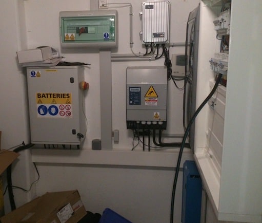 batterie-panneaux-solaires-1 Découvrez comment l'installation d'une batterie pour panneaux solaires va transformer votre facture d'électricité !