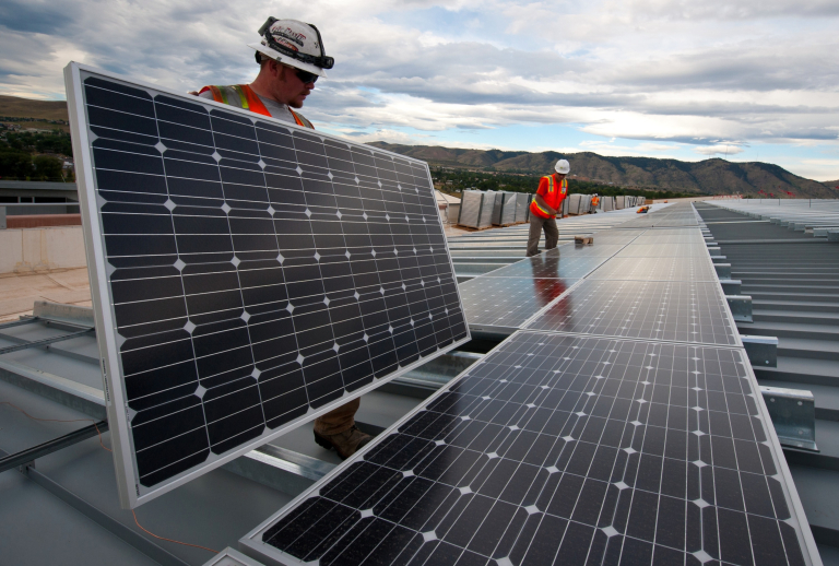 choix-entreprise-panneaux-photovoltaiques L'importance de choisir une entreprise spécialisée pour l'installation de panneaux photovoltaïques