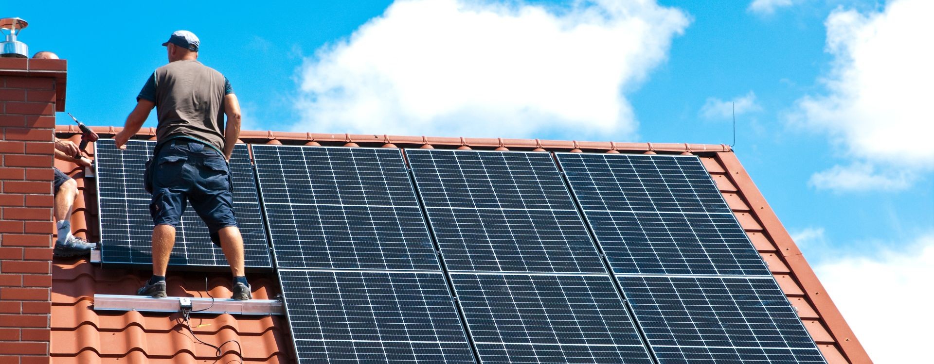 découvrez comment installer des panneaux photovoltaïques pour optimiser votre production d'énergie solaire. suivez notre guide étape par étape et profitez d'avantages écologiques et économiques tout en contribuant à la transition énergétique.