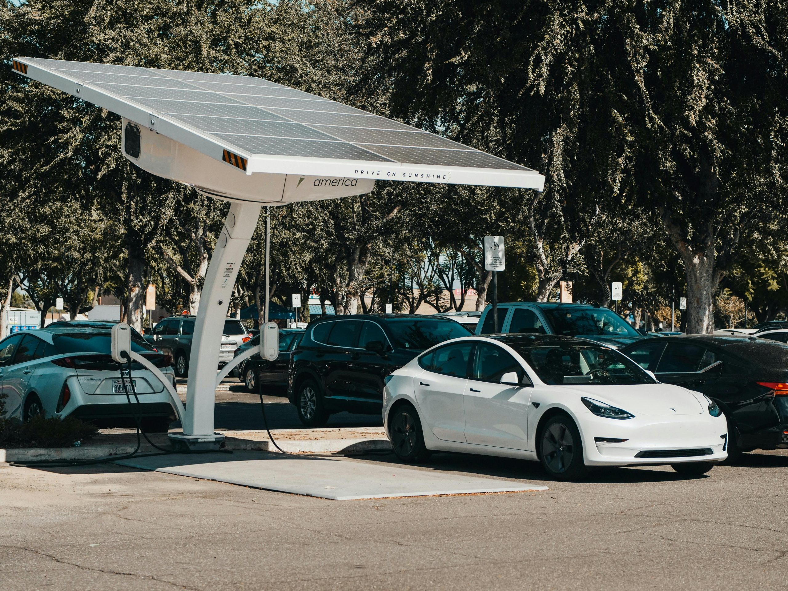 découvrez tout ce qu'il faut savoir sur l'installation de systèmes photovoltaïques pour alimenter votre voiture. optimisez votre autonomie énergétique tout en préservant l'environnement grâce à nos conseils d'experts.