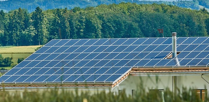 découvrez le coût au mètre carré des installations photovoltaïques en france. informez-vous sur les tarifs, les aides financières disponibles et les économies d'énergie possibles pour rentabiliser votre investissement dans les panneaux solaires.