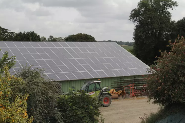 découvrez les différents coûts liés à l'installation de panneaux photovoltaïques sur votre toiture. informez-vous sur les facteurs influençant le prix, les aides disponibles et les économies d'énergie potentielles.