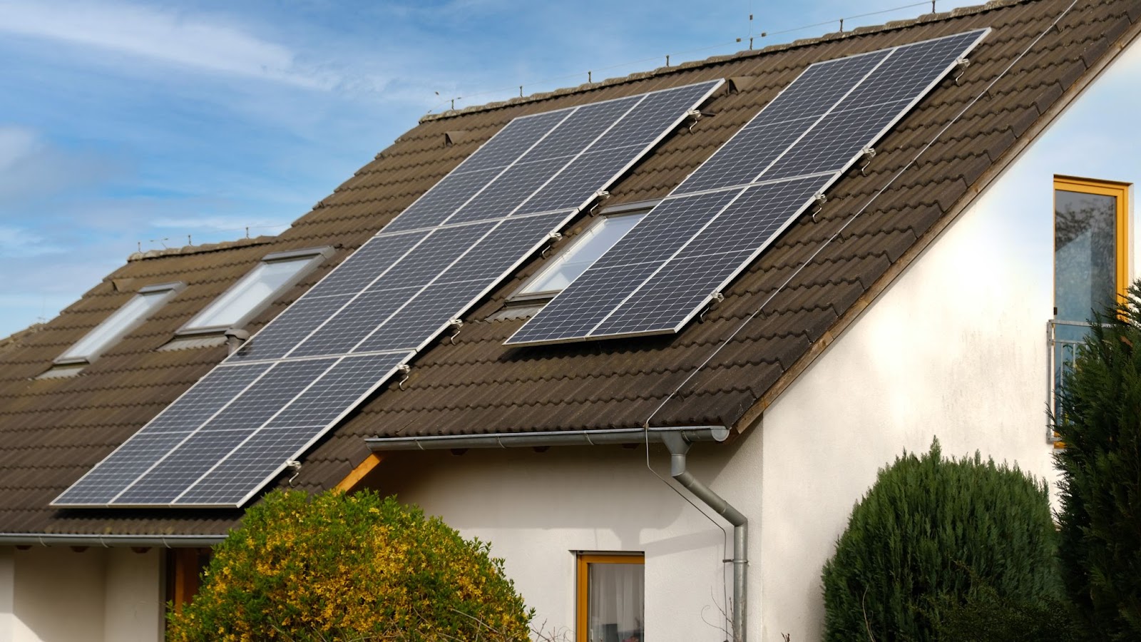 découvrez le coût d'installation des panneaux solaires et les facteurs qui influencent le prix. informez-vous sur les avantages financiers, les subventions disponibles et les économies d'énergie potentielles grâce à notre guide détaillé.