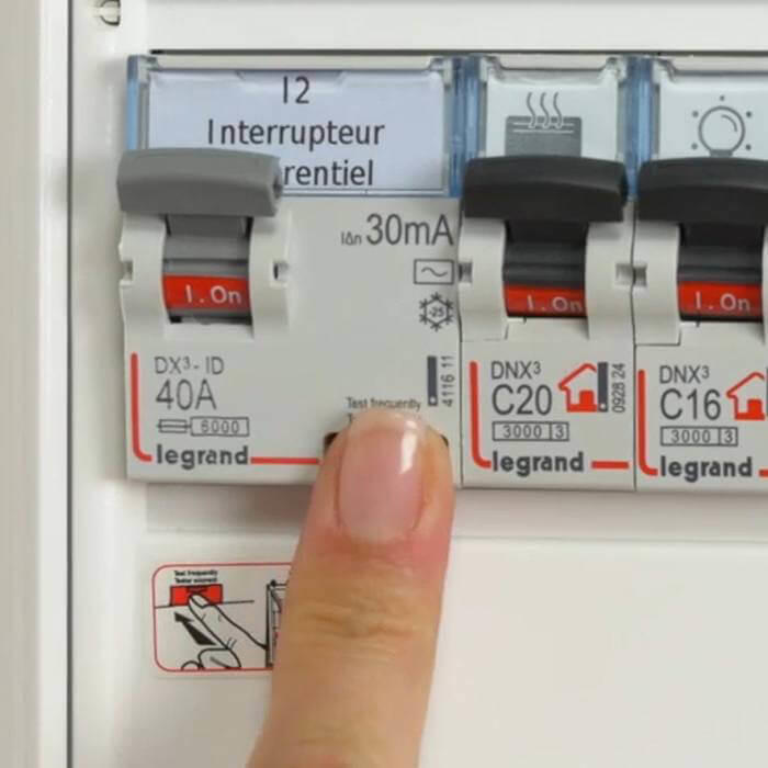 disjoncteur-pluie-3 Installation photovoltaïque : pourquoi votre disjoncteur peut sauter sous la pluie