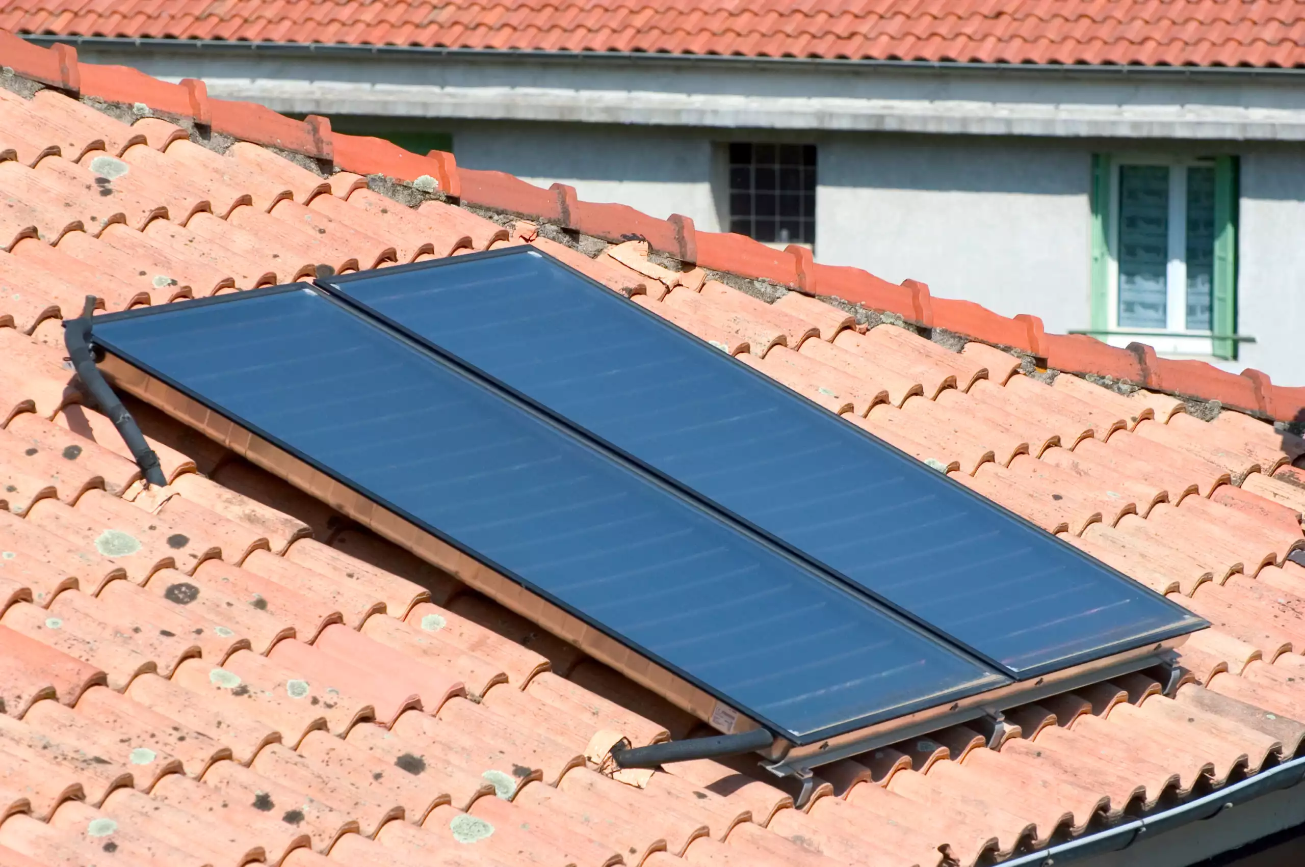 economies-chauffe-eau-solaire Découvrez pourquoi installer un chauffe-eau solaire pourrait vous faire économiser des milliers d'euros !