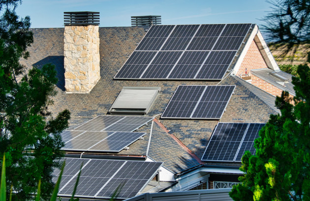 economiser-avec-panneaux-solaires-2 Voici comment vous pouvez économiser des milliers d'euros grâce à l'installation de panneaux solaires sur votre toit !