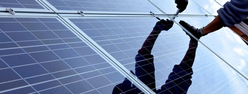 economiser-panneaux-solaires-1 Découvrez comment économiser des milliers d'euros grâce à l'installation de panneaux solaires en autoconsommation