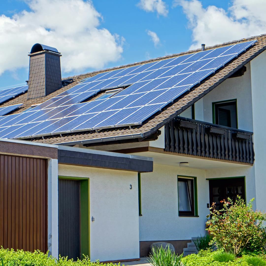 découvrez comment maximiser l'efficacité de vos panneaux photovoltaïques grâce à nos conseils et astuces sur l'installation, l'entretien et l'optimisation de votre système solaire.