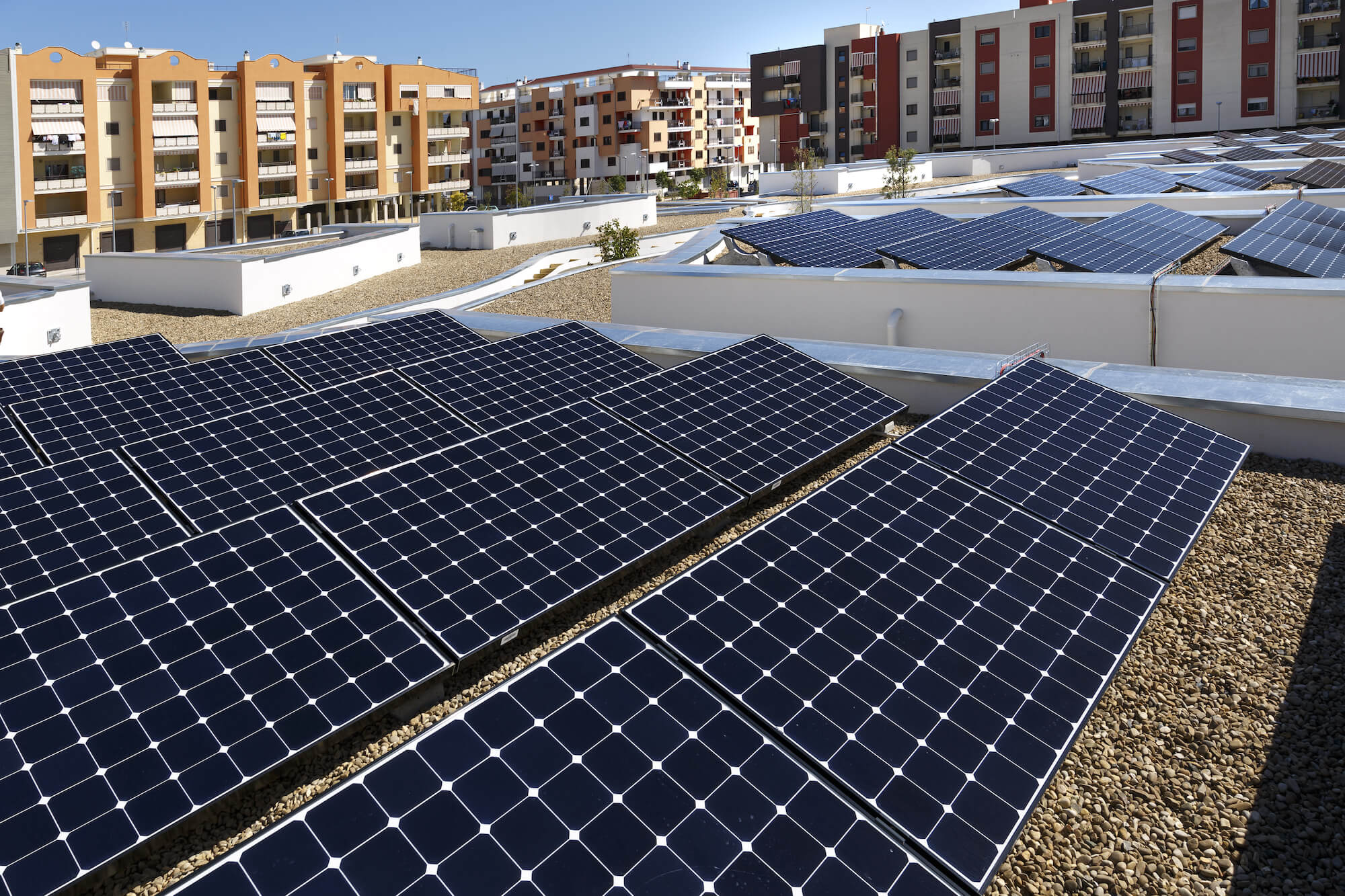 guide-photovoltaique-copropriete-1 Installation photovoltaïque en copropriété : guide pratique pour les copropriétaires