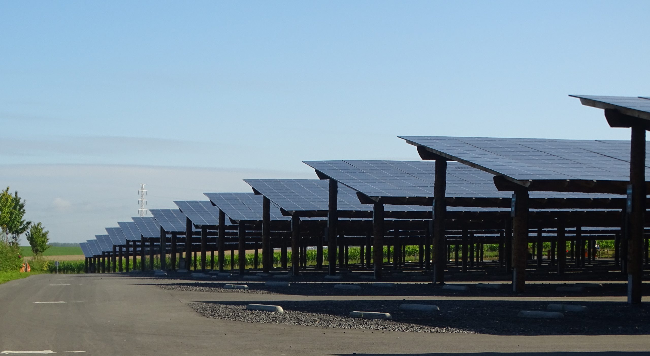 guide-photovoltaique-hors-reseau-1-scaled Installation photovoltaïque hors réseau : guide complet pour une autonomie énergétique