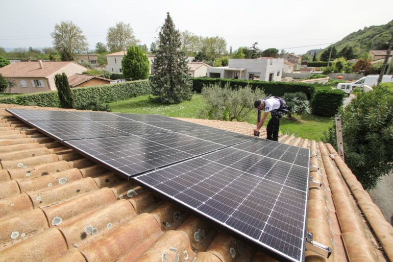 découvrez les services d'installateur photovoltaïque dans le département 13. profitez d'une énergie renouvelable, réduisez vos factures d'électricité et contribuez à la protection de l'environnement grâce à des installations solaires performantes et adaptées à vos besoins.