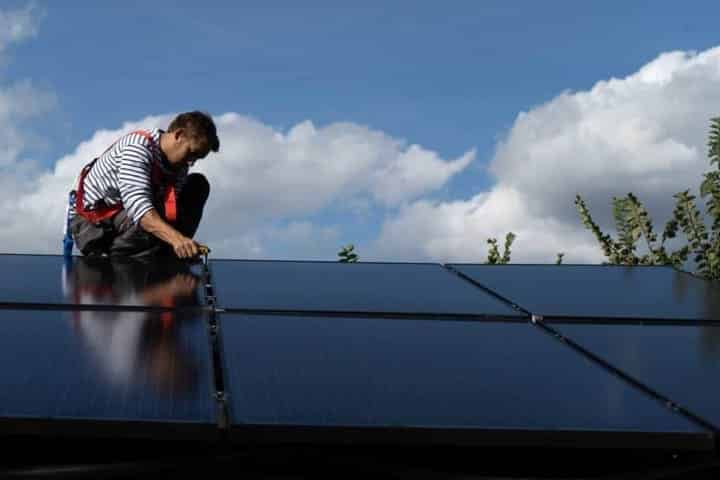 installateur-panneaux-solaires-8 Découvrez le meilleur installateur de panneaux solaires : vous ne devinerez jamais son secret !
